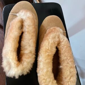 Shearling slippers size 6, perfect congratulation, soft and warm